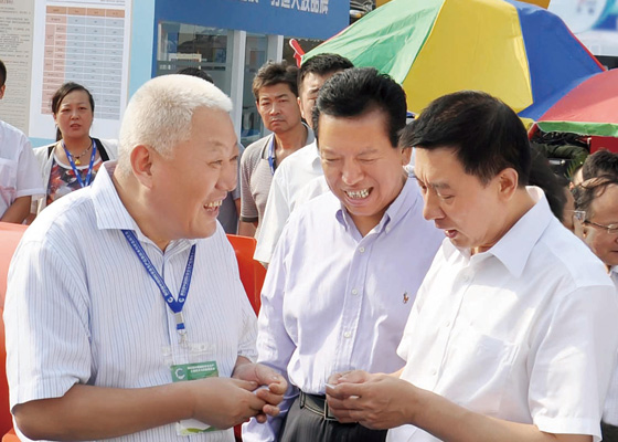 國(guó)務(wù)委員王勇和國(guó)家安監(jiān)局黨組副書(shū)記、副局長(zhǎng)王德學(xué)在北京中國(guó)國(guó)際展覽中心專(zhuān)程視察公司產(chǎn)品